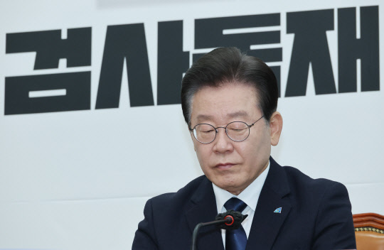 더불어민주당 이재명 대표가 27일 오전 국회에서 열린 최고위원회의에서 생각에 잠겨 있다.  연합뉴스